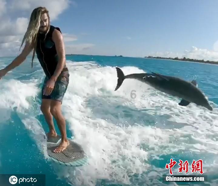 马克龙到访印度受到高规格接待 与莫迪坐车巡游